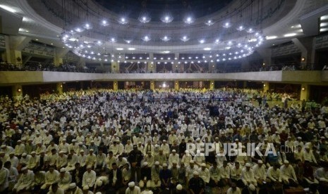 Puluham ribu umat muslim memadati Masid At-Tin dalam acara Dzikir Nasional 2018 di Jakarta, Senin (31/12).