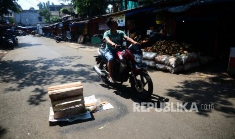 TKP Kecelekaan Kerja. Sebuah kota menandakan tempat kejadian perkara kecelakaan kerja proyek Pasar Rumput, Jakarta, Ahad (18/3).