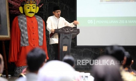 Wakil Gubernur DKI Jakarta Sandiaga Salahuddin Uno memberikan sambutan saat acara berbuka puasa bersama di Balai Kota, Jakarta, Senin (4/6).