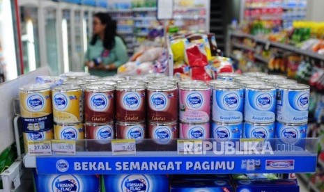 Sejumlah produk susu kental manis diperlihatkan di salah satu mini market di Bekasi, Jawa Barat, Sabtu (7/7).