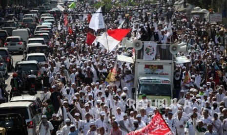 Massa yang tergabung dalam Persaudaraan Alumni 212 berjalan dari Masjid Itiqlal menuju Gedung Bareskrim Polri untuk melakukan aksi unjuk rasa di Jakarta, Jumat (6/7).