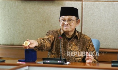 Saat berkunjung ke Gedung Sate tahun 2012, Bacharuddin Jusuf (BJ) Habibie memperlihatkan kion emas miliknya yang dianugerahkan dunia sebagai ilmuwan tingkat dunia.