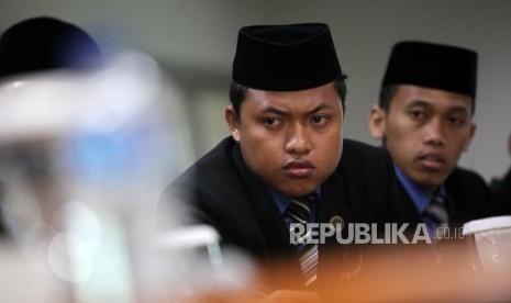 Mahasiswa Program Kaderisasi Ulama UNIDA Gontor mendengarkan paparan dari Redaksi Pelaksana Republika Subroto saat kunjungan di Kantor Harian Republika, Jalan Warung Buncit, Jakarta, Rabu (17/1).