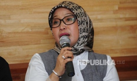 Komisioner Badan Pengawas Pemilu (Bawaslu) RI, Ratna Dewi Pettalo memberikan pendapat dalam acara diskusi di Kode Inisiatif, Jakarta , Ahad (4/2).