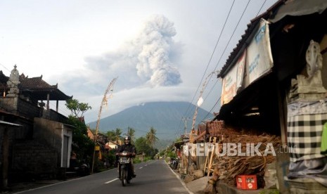 Erupsi Magmatik Masih Terjadi. Erupsi magmatik Gunung Agung terlihat dari Amed, Karangasem, Bali, Selasa (28/11).