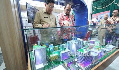 Kepala Dinas Komunikasi dan Informatika Jawa Barat Hening Widiatmoko (kiri) dan Direktur Utama PT Jabar Telematika Aliyas (kanan) meninjau maket konsep Smart City saat Workshop Smart City, di Aula Timur, Gedung Sate, Kota Bandung, Senin (14/5).