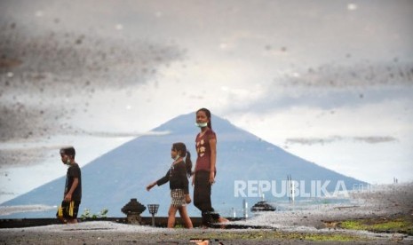 Berkurangnya Asap Sulfatara. Gunung Agung terlihat dari Pantai Jemeluk, Amed, Bali, Ahad (3/12).