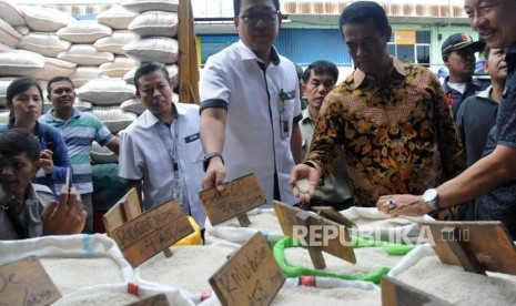 Menteri Pertanian Amran Sulaiman berbincang saat melakukan sidak di Pasar Induk Beras Cipinang, Jakarta, Senin (4/12).