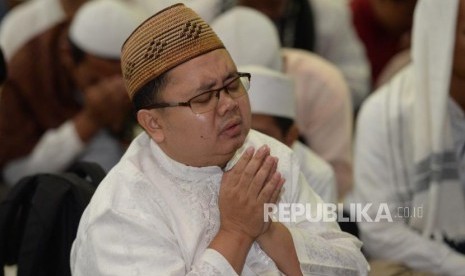 Jamaah  menangis saat mengikuti Dzikir Nasional di Masjid At-tin   Jakarta, Senin (31/12).