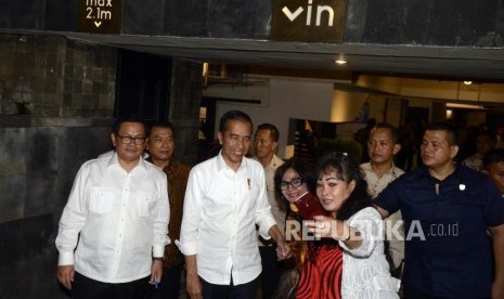 Presiden terpilih Joko Widodo menghampiri relawan usai menghadiri acara pembubaran Tim Kampanye Nasional (TKN) Joko Widodo-Ma'ruf Amin di Jakarta, Jumat (26/7).