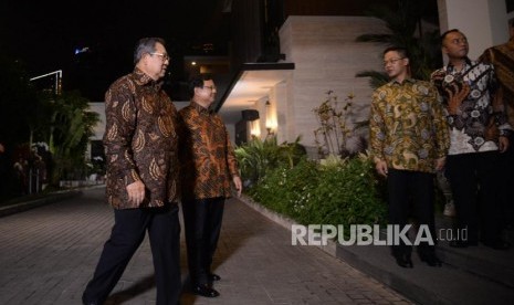 Ketua Umum Partai Demokrat Susilo Bambang Yudhoyono berjalan bersama dengan Ketua Umum Partai Gerindra Prabowo Subianto menyapa wartawan sebelum melakukan pertemuan di Mega Kuningan, Jakarta, Selasa (24/7).