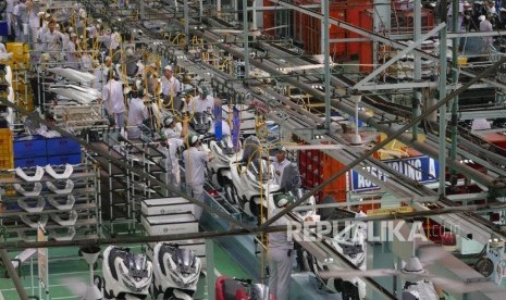 Pekerja melakukan perakitan sepeda motor Honda di di pabrik AHM Plant Sunter, Jakarta, Rabu (1/8).