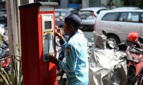 Kenaikan Tarif Parkir Jakarta. Petugas membantu warga menggunakan parkirmeter di Jalan Sabang, Jakarta, Jumat (18/5).