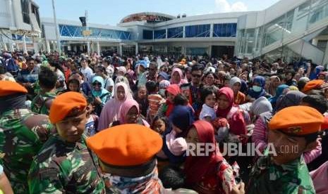 Sejumlah calon penumpang bersiap menaiki pesawat di Bandara Mutiara Sis Al Jufri, Palu, Sulawesi Tengah, Ahad (30/9).