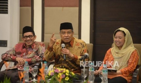 Ketua PBNU Robikin Emhas (kiri) 