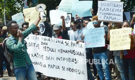 Puluhan mahasiwa Papua yang tergabung dalam Ikatan Mahasiswa se-Tanah Papua dan Solidaritas Peduli Kemanusiaan melakukan aksi damai, di depan Gedung Sate, Kota Bandung, Kamis (22/8).