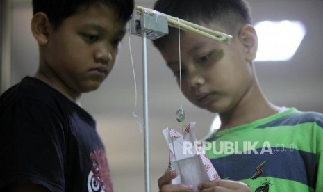 Peserta membuat boneka melayang dengan magnet saat mengikuti kegiatan Fun Science di Kantor Harian Republika, Jakarta, Sabtu (27/1).