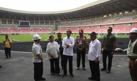 Presiden Joko Widodo (tengah) didampingi Ibu Negara Iriana Joko Widodo (kedua kiri) meninjau proses pembangunan Stadion Papua Bangkit di Jayapura, Papua, Senin (1/4/2019).