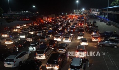 Sejumlah kendaraan menunggu memasuki kapal untuk menyeberang di Pelabuhan Merak, Banten, Sabtu (9/6) dini hari. 