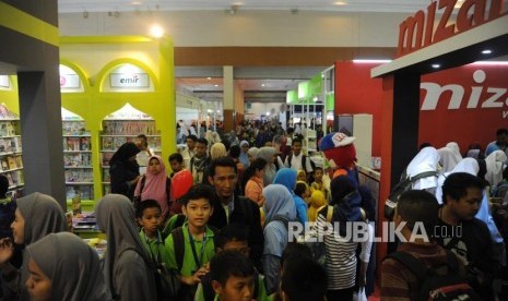 Pengunjung memenuhi Islamic Book Fair ke 17, JCC, Jakarta, Rabu (18/4).