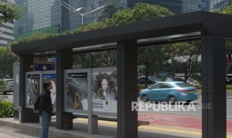 Sejumlah warga melihat karya seni yang dipamerkan pada acara Jakarta Art Week 2019, di sepanjang Jalan Jendral Sudirman, dan Stasiun MRT Jakarta, Jakarta, Selasa (27/8/2019).