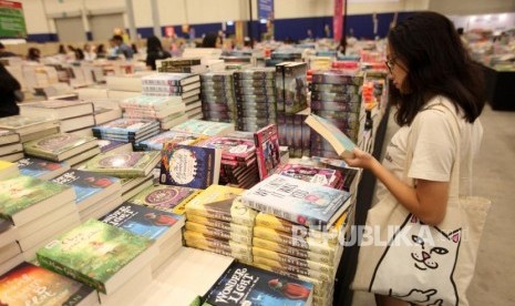 Pengujung melihat-melihat buku saat Big Bad Wolf Book Sale Jakarta 2018 di ICE BSD City, Tangerang, Banten, Rabu (28/3).