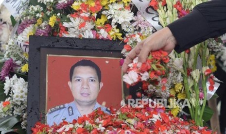 Keluarga korban  menabur bunga usai upacara pemakaman korban jatuhnya pesawat Lion Air PK-LQP  AKBP Sekar Maulana saat pemakaman di TPU Karet Bivak, Jakarta, Kamis (8/11).