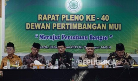  Rapat Pleno Wantim MUI ke 40. Wakil Sekretaris Dewan Pertimbangan Majelis Ulama Indonesia (MUI) Nasir Zubaidi (kiri), Sekretaris Jenderal Majelis  Anwar Abbas (kedua kiri), Wakil Ketua Nasaruddin Umar (tengah), Ketua Umum Din Syamsuddin (kedua kanan), Sekretaris Dewan Pertimbangan Nur Ahmad (kanan) saat rapat Pleno Wantim MUI ke 40 di Jakarta Pusat, Rabu (26/6).