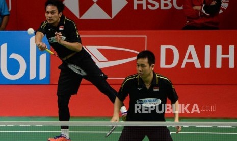 Pasangan ganda putra Indonesia Mohammad Ahsan-Hendra Setiawan mengembalikan kok kearah pasangan ganda putra Malaysia Aaron Chia-Soh Wooi Yik dalam babak pertama Daihatsu Indonesia Master 2019 di Istora Senayan, Jakarta, Rabu (23/1).