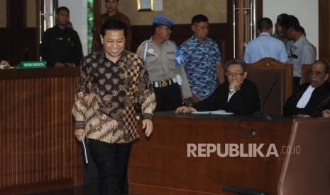 Defendant of e-ID card procurement graft-case, Setya Novanto, smiles when entering Corruption Court room, Jakarta, on Thursday (January 4). 