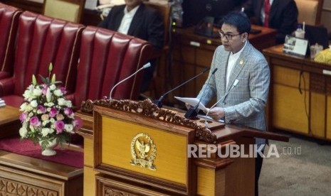 Wakil Ketua DPR RI Aziz Syamsuddin meminta semua pihak mematuhi aturan protokol kesehatan Covid-19.