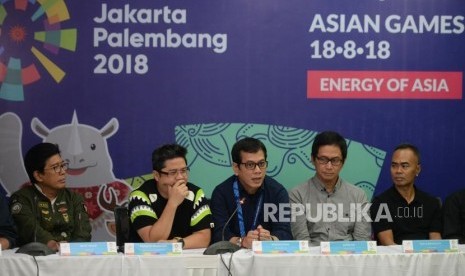 Pembukaan ASIAN Games 2018. Deputi II Games Administration Francis Wanandi (kedua kiri), Koreografer Dany Malik, Creative Director Opening Ceremony Asian Games Wishnutama, Music Director Addie MS, dan Koreografer Eko Supriyanto (dari kiri)  memberikan keterangan pers terkait pembukaan Asian Games 2018 di Wisma Serbaguna, Gelora Bung Karno, Jakarta, Ahad (27/5).