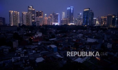 Suasana ketika terjadinya pemadaman listik di kawasan pemukiman padat penduduk Karet Tengsin, Jakarta, Ahad (4/8).