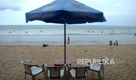 Terdampak Langsung Erupsi. Wisatawan berlibur di Pantai Kuta, Bali, Senin (27/11).