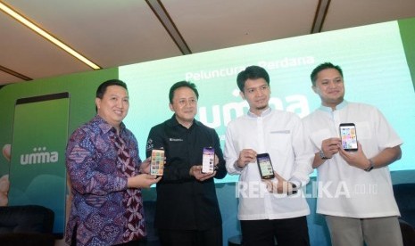 Peluncuran UMMA. Share Holder UMMA Garibaldi Thohir, Kepala Badan Ekonomi Kreatif Triawan Munaf, CEO UMM Indra Wiralaksmana, dan Publik Figur Dimas Seto (dari kiri) saat meluncurkan aplikasi mobile UMMAH di Jakarta, Kamis (25/4/2019).