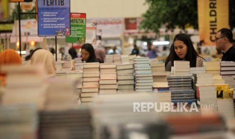 Pengujung melihat-melihat buku saat Big Bad Wolf Book Sale Jakarta 2018 di ICE BSD City, Tangerang, Banten, Rabu (28/3).