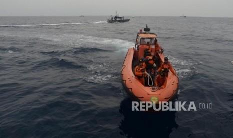 Anggota Basarnas melakukan penyisiran korban dan serpihan pesawat jatuh Lion Air JT610 di perairan Karawang, Jawa Barat, Selasa (30/10).