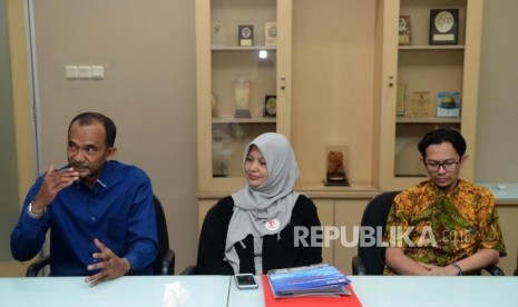 Ketua Presidium Medical Emergency Rescue Committee (MER-C) Sarbini Abdul Murad bersama Head Of Fundraising Division Luly Larissa dan Presidium MER-C Arief Rachman (dari kiri) memaparkan pendapat saat berkunjung ke Kantor Republika, Jakarta, Kamis (9/5).