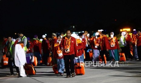 Pemberangkatan Pertama Embarkasi Solo. Jamaah calon haji kloter pertama asal embarkasi Solo memasuki pesawat di Bandara Adi Soemarmo, Boyolali, Jawa Tengah, Ahad (7/7/2019).