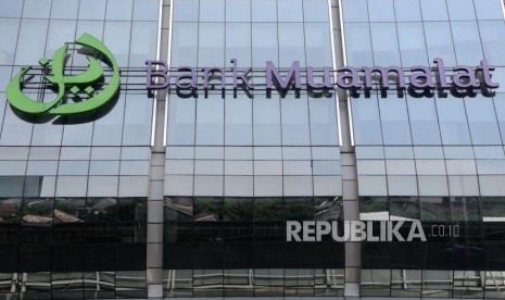 Logo Bank Muamalat terpasang depan kantor pusatnya, Jakarta, Ahad (2/12).