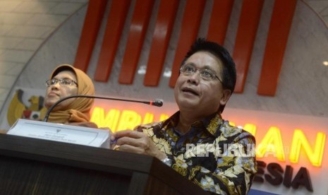 Direktur Bisnis Kecil dan Jaringan Bank Mandiri Hary Gunardi (kanan), Direktur Eksekutif Surveillance Keuangan Bank Indonesia, Sempa AH Sitepu (kiri) memberikan keterangan kepada wartawan saat konferensi pers di Kantor Ombudsman, Jakarta, Senin (29/7).