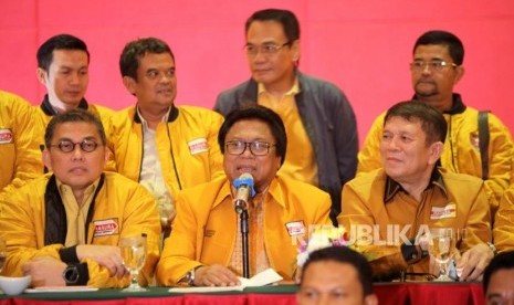 Ketua Umum Partai Hanura Oesman Sapta Odang (tengah) didampingi Sekjen Partai Hanura Harry Lontung Siregar (kanan), Bendara Umum Partai Hanura Zulahar Usman (kiri) dan bersama petinggi Partai Hanura memberikan keterangan kepada media saat konferensi pers di Hotel Manhattan, Jakarta, Ahad (21/1).