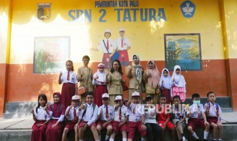 Sejumlah siswa dan guru SD Negeri 2 Tatura Palu, Sulawesi Tengah berfoto bersama di halaman seklahnya, Senin (15/10).