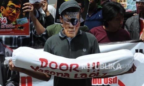 Unjuk Rasa. Komando Aksi Mahasiswa dan Pemuda Anti Korupsi saat  menggelar unjuk rasa di  halaman kantor Komisi Pemberantasan Korupsi (KPK) di Jakarta. Jumat (26/1).