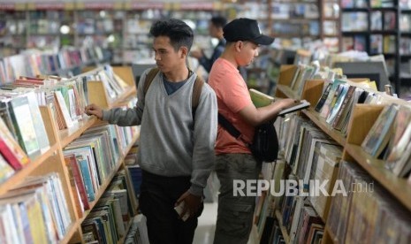 Pengunjung memilih buku di Pasar Buku JakBook, Pasar Kenari, Jakarta, Rabu (1/5).