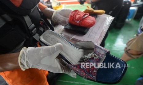 Anggota Basarnas memperlihatkan temuan peenyisiran korban dan serpihan  pesawat jatuh Lion Air JT610 di perairan Karawang, Jawa Barat. Selasa (30/10).