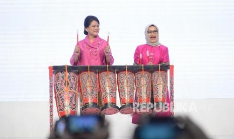 Pembukaan Pameran KKI 2018. Ibu negara Iriana Joko Widodo (kiri) bersama Ketua Dekranas Pusat Mufidah Jusuf Kalla menabuh gendang tanda Pembukaan Karya Kreatif Indonesia 2018 di Balai Sidang Jakarta, Jumat (20/7).