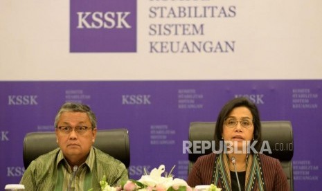 Menteri Keuangan Sri Mulyani Indrawati bersama Gubernur Bank Indonesia Perry Warjiyo memberikan keterangan pers Komite Stabilitas Sistem Keuangan (KSSK) di Kantor Bank Indonesia, Jakarta, Selasa (30/7).