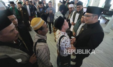 Di Pendopo Kota Bandung, Wali Kota Bandung Ridwan Kamil bersalaman dengan para ulama dari Pantai Utara (Pantura) yang memberikan dukungan untuk maju sebagai Gubernur Jawa Barat, Jumat (22/12).