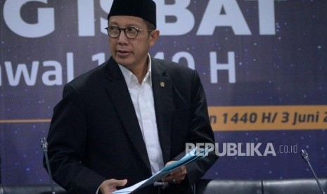 Menteri Agama Lukman Hakim Saifuddin bersiap memberikan keterangan usai melaksanakan Sidang Isbat di kantor Kementerian Agama, Jakarta, Senin (3/6).